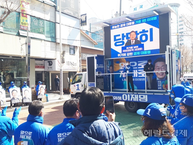 민주당 서동용 의원이 8일 이준석 국민의힘 대표의 유세장 옆에서 맞불 유세를 통해 이재명 지지를 호소하고 있다. /박대성 기자.