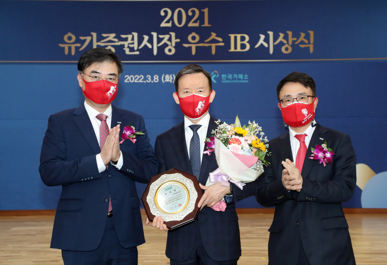 2021년 유가증권시장 우수IB 시상 후 기념촬영 모습. 왼쪽부터 손병두 한국거래소 이사장, 최현만미래에셋증권 회장, 임재준 한국거래소 유가증권시장본부장. [사진=한국거래소]