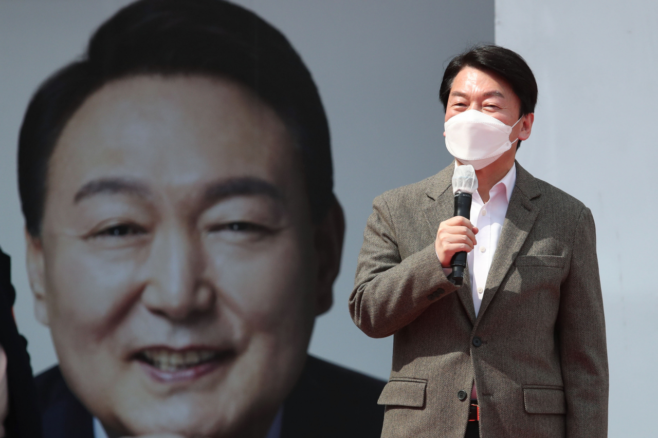 안철수 국민의당 대표가 8일 오후 부산 연제구 온천천 앞 유세 현장에서 윤석열 국민의힘 대선 후보 지지를 호소하고 있다. [연합]