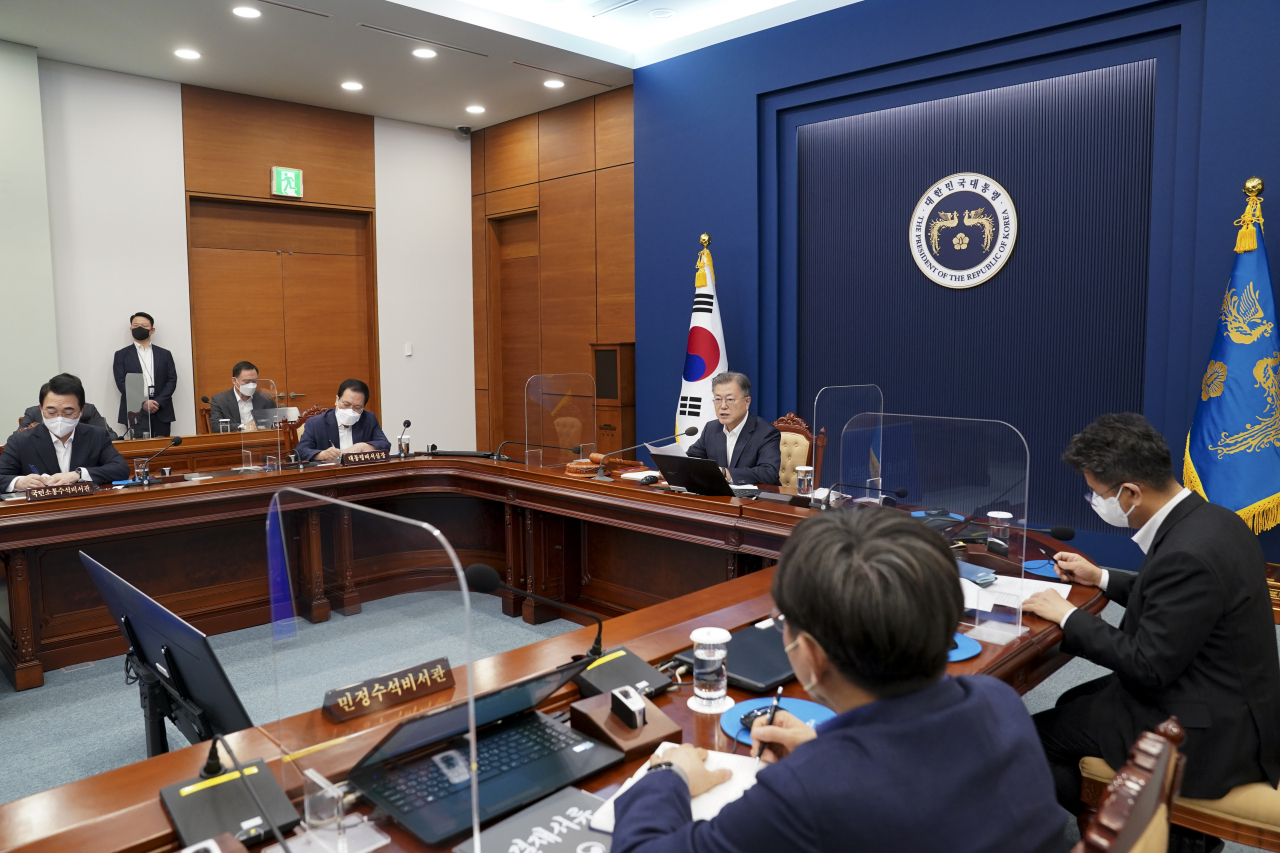 문재인 대통령이 8일 청와대 여민관에서 열린 영상 국무회의를 주재하고 있다. 연합뉴스