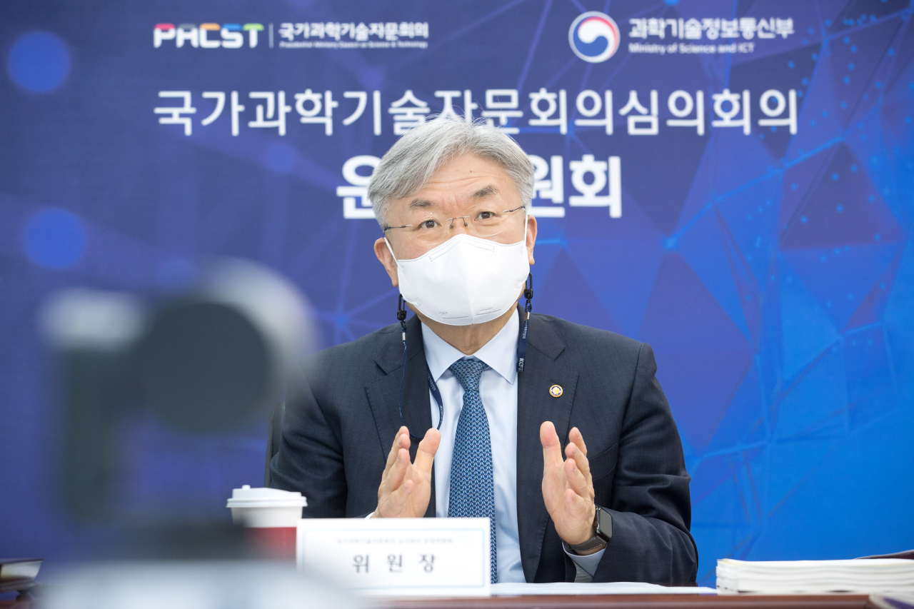 이경수 과학기술정보통신부 과학기술혁신본부장이 8일 열린 '제37회 국가과학기술자문회의 심의회의 운영위원회' 영상회의를 주재 하고 있다.[과기정통부 제공]