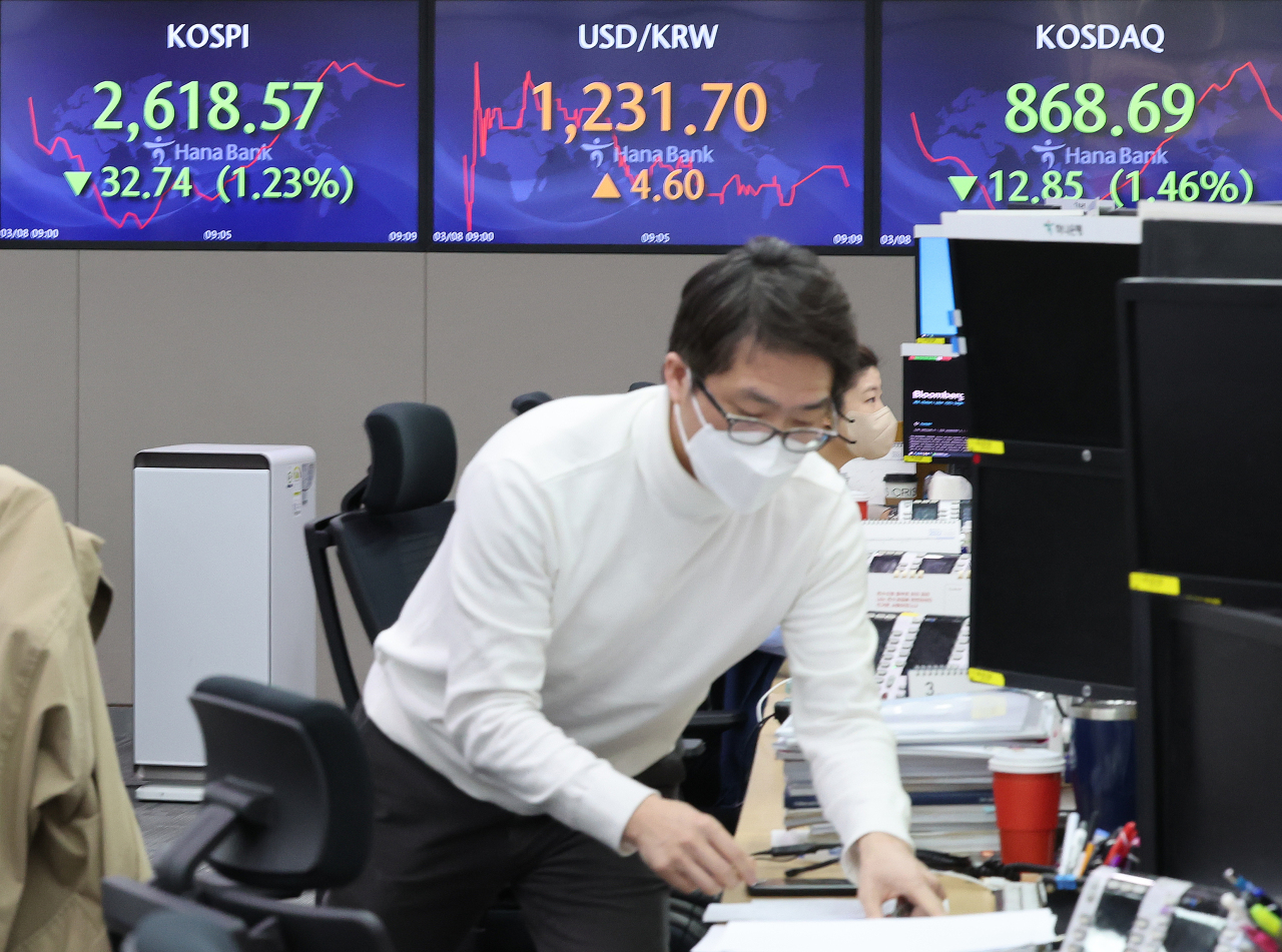 Electronic signboards at Hana Bank's dealing room shows Kospi, Kosdaq prices and won-dollar currency rate on Tuesday. (Yonhap)