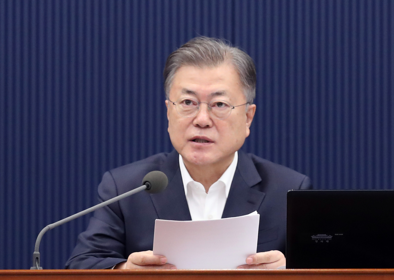 문재인 대통령이 8일 청와대 여민관에서 열린 영상 국무회의를 주재하고 있다. [연합]
