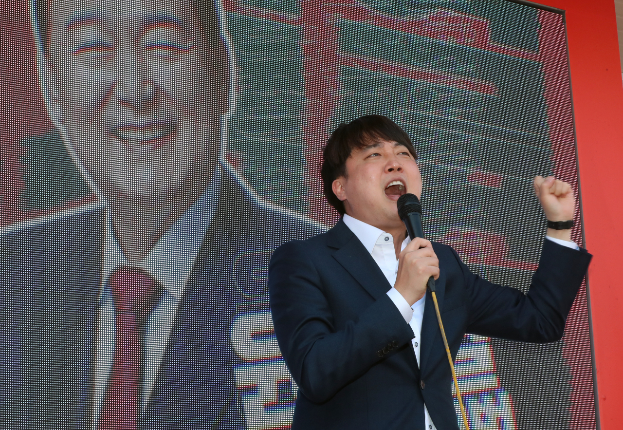 국민의힘 이준석 대표가 8일 오후 광주 북구 전남대학교 후문을 찾아 유세하고 있다. 연합뉴스