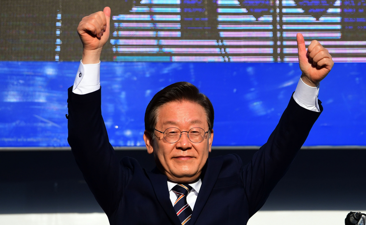 더불어민주당 이재명 대선후보가 8일 경기도 광명 철산로데오거리에서 열린 광명 유세에서 지지자에게 인사하고 있다. [연합]