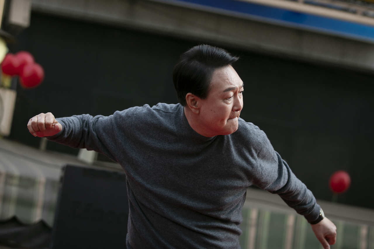 국민의힘 윤석열 대선후보가 8일 오후 대구 중구 서문시장에서 열린 유세에서 유권자들에게 지지를 호소하고 있다. [연합]