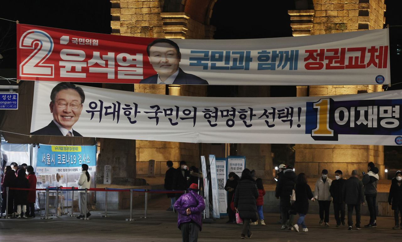 제20대 대통령선거를 하루 앞둔 8일 오후 독립문 광장에 마련된 코로나19 선별검사소에 시민들이 PCR 검사를 받기 위해 줄을 서서 기다리고 있다. [연합]
