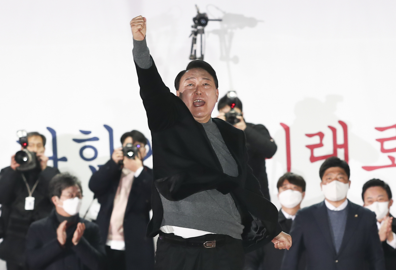 국민의힘 윤석열 대선 후보가 8일 저녁 서울광장에서 피날레 유세를 하며 어퍼컷 세리머니를 하고 있다. [연합]