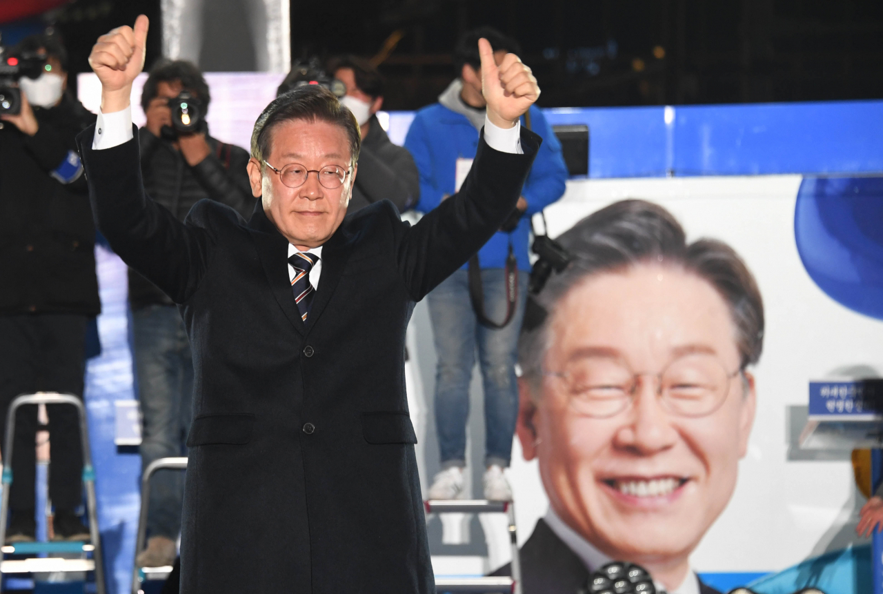 이재명 더불어민주당 대선 후보가 8일 저녁 서울 중구 청계광장에서 열린 '국민의 꿈이 이재명의 꿈입니다' 서울 집중 유세에서 지지자와 시민들에게 인사하고 있다. [연합]