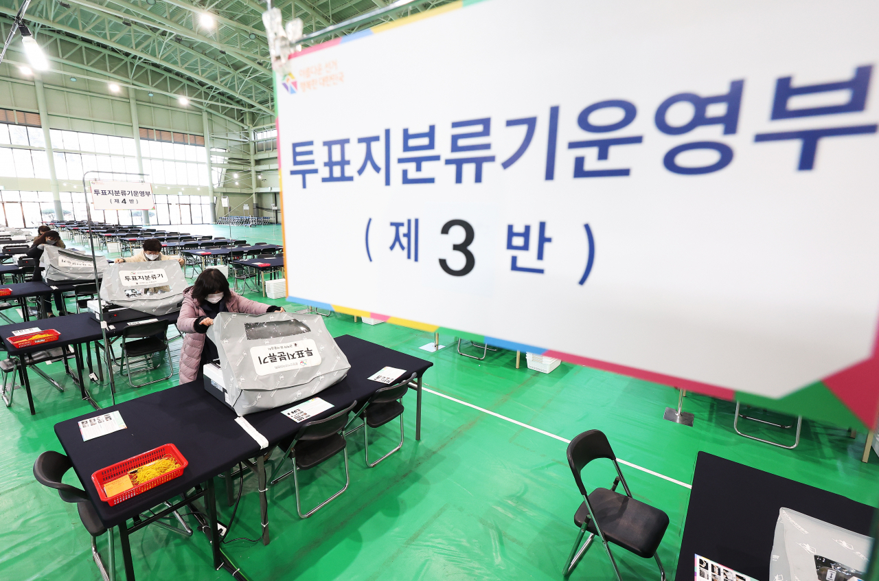 제20대 대통령선거를 이틀 앞둔 7일 오후 경기도 수원시 권선구 정현중보들테니스센터에 설치된 개표소에서 관계자들이 개표 장비 점검 및 교육을 하고 있다. [연합]