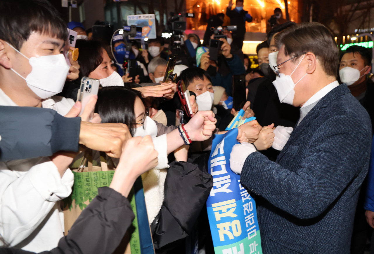이재명 더불어민주당 대선후보가 지난 8일 서울시 마포구 홍대 걷고싶은거리 광장무대에서 마지막 유세에 참석하며 지지자와 인사하고 있다. [연합]