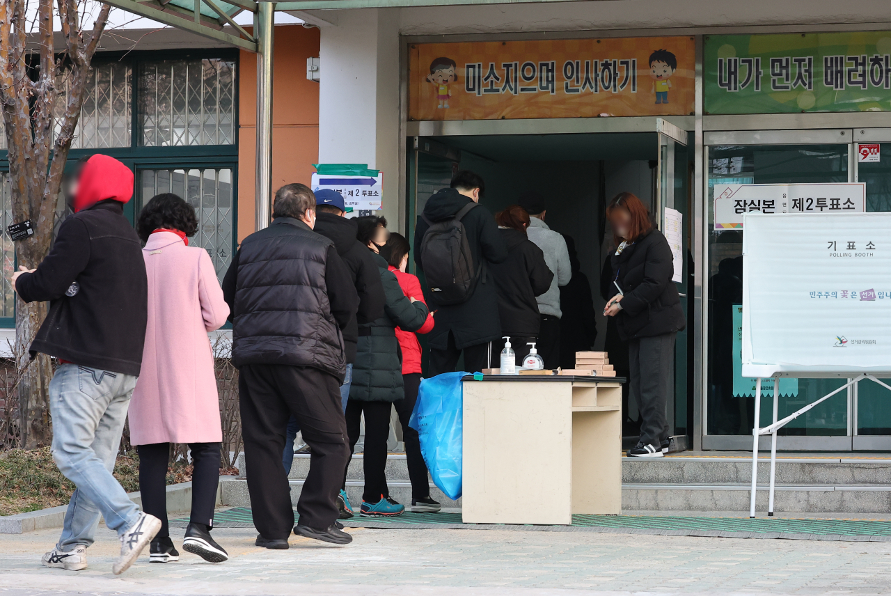 제20대 대통령선거 투표일인 9일 오전 서울 송파구 잠전초등학교에 마련된 잠실본동 제2투표소에서 유권자들이 투표를 기다리고 있다. [연합]