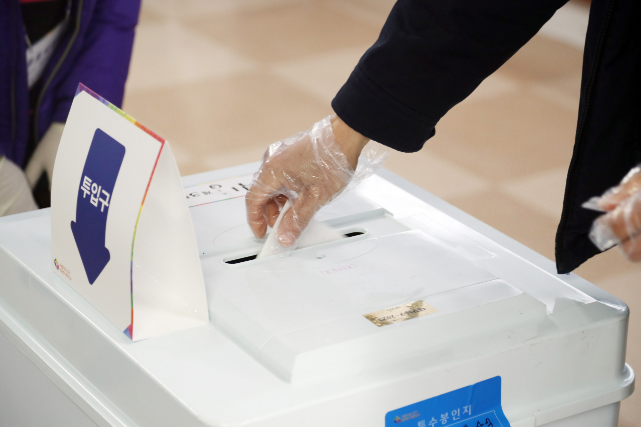 20대 대통령선거 본투표가 시작된 9일 오전 대구 남구청에 설치된 봉덕1동 제3투표소에서 한 유권자가 소중한 한 표를 행사하고 있다. [연합]