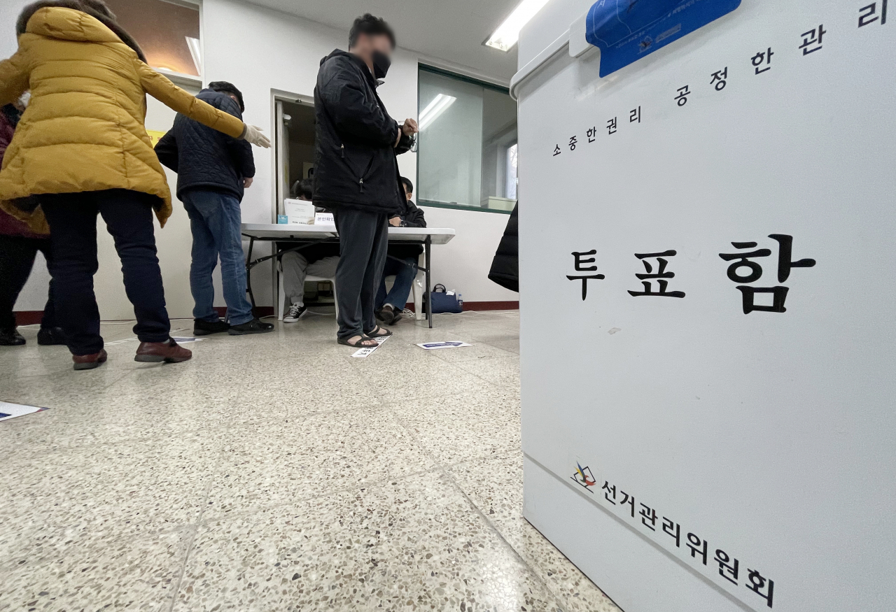 제20대 대통령선거 투표일인 9일 투표소에서 유권자들이 줄을 서 있다. 연합뉴스