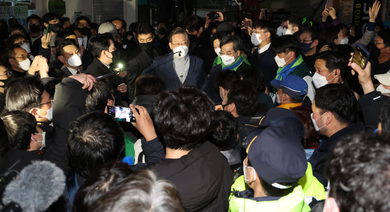 이재명 더불어민주당 대선후보가 8일 서울시 마포구 홍대 걷고싶은거리 광장무대에서 열린 마지막 유세를 마치고 마무리 발언을 하고 있다.[연합]