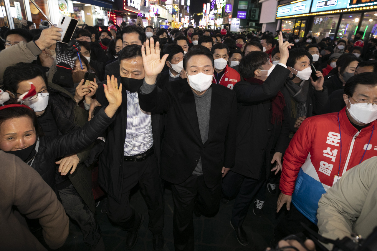 윤석열 국민의힘 대선 후보가 8일 저녁 서울 광진구 건대입구역 인근에서 이준석 대표와 함께 시민들에게 인사를 건네고 있다. [연합]