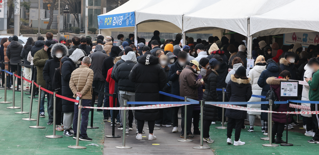 제20대 대통령선거가 치러지는 9일, 30만명이 훌쩍 넘는 역대 최다 확진자가 발생한 가운데 서울 송파구 보건소 선별진료소에서 시민들이 검사를 기다리고 있다. [연합]