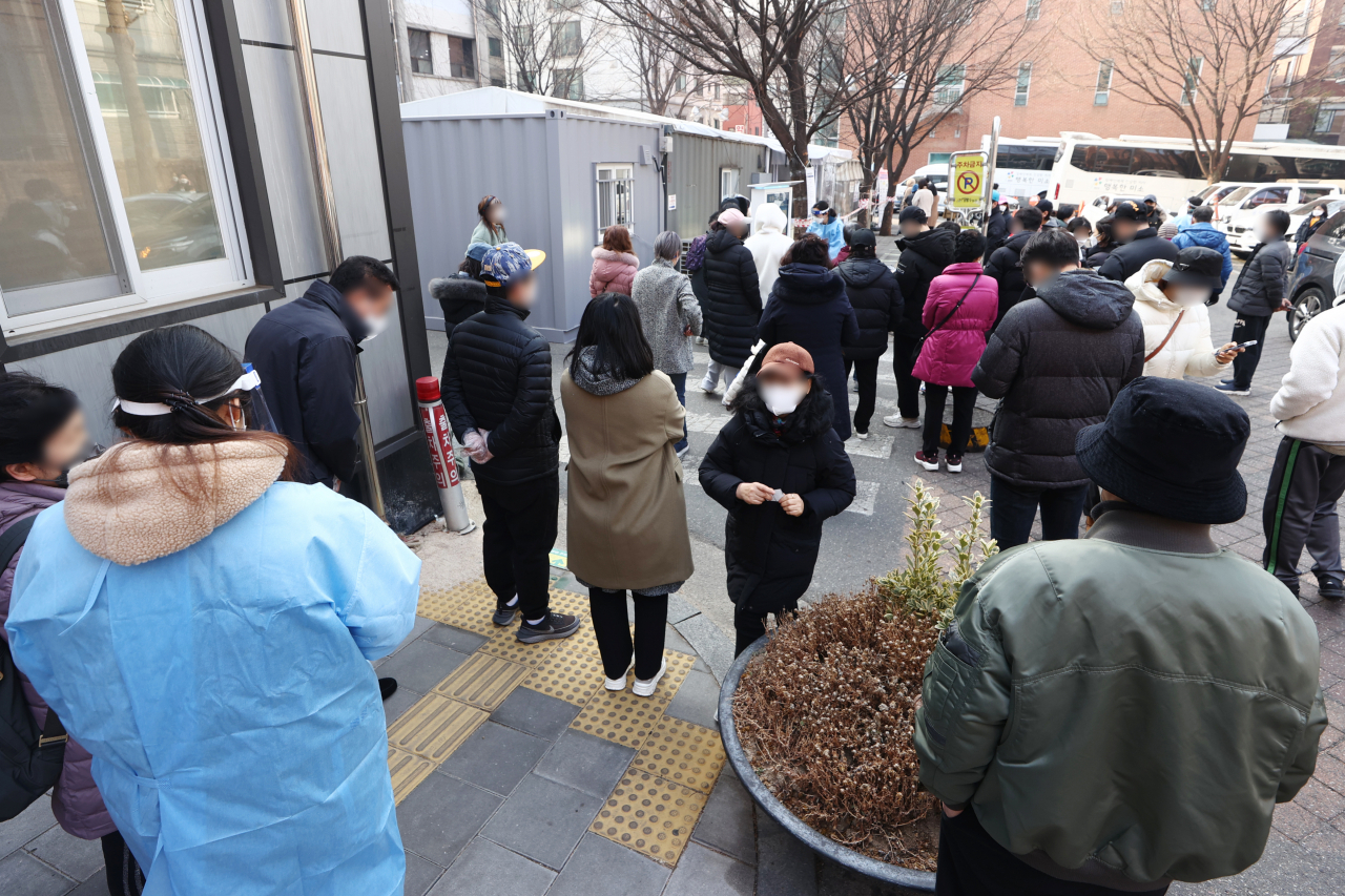 제20대 대통령 선거가 치러지는 9일 서울 성동구 보건소 선별진료소에서 시민들이 검사를 기다리고 있다. 이날 전국 17개 시도에서 발생한 코로나19 확진자는 총 34만2446명으로, 역대 최고치를 기록했다. [연합]