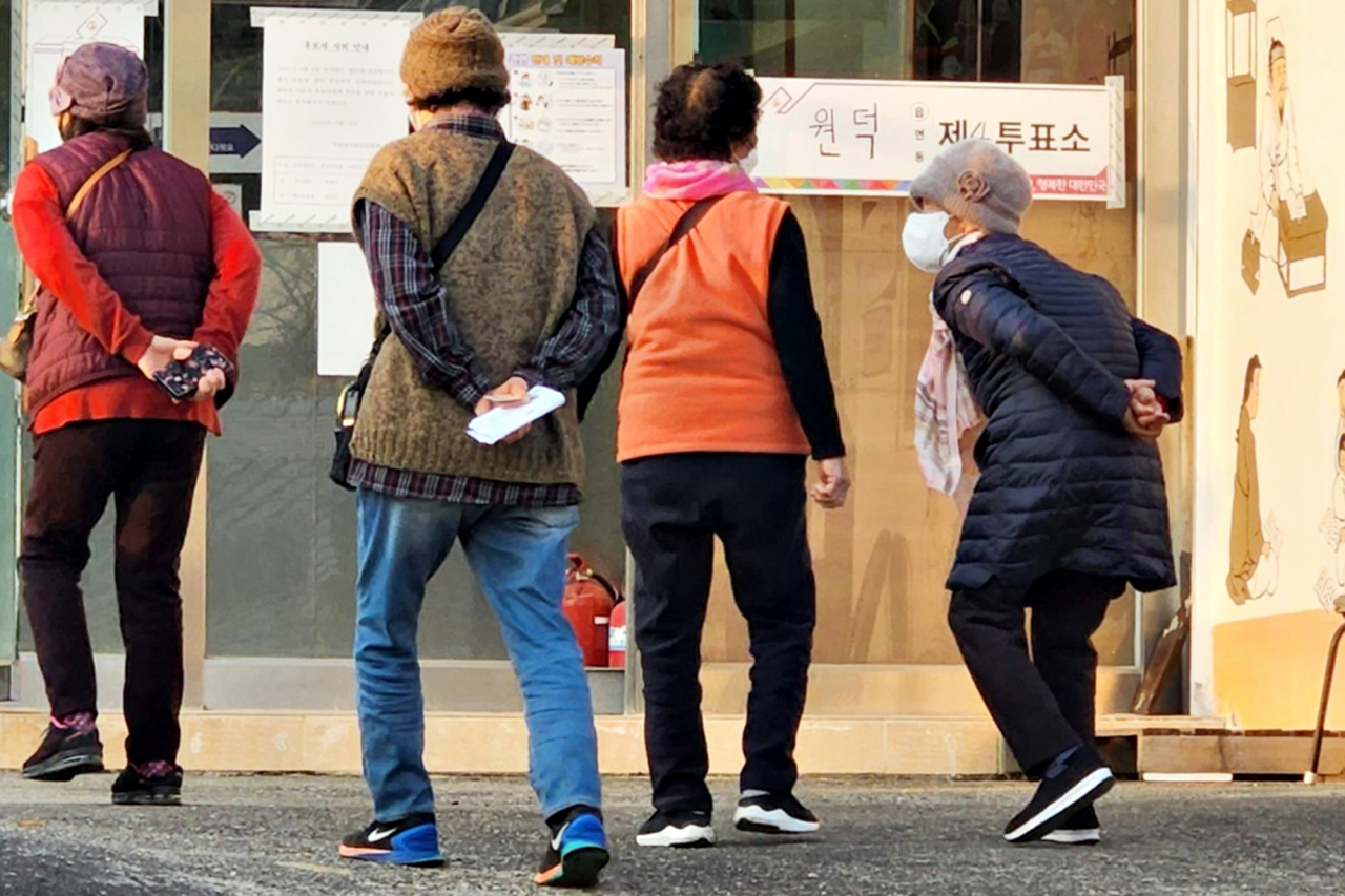 9일 오전 강원 삼척시 원덕읍 제4투표소가 마련된 산양1리 마을회관에서 주민들이 투표를 위해 이동하고 있다. [연합]