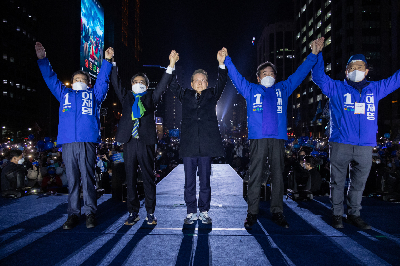 이재명 더불어민주당 대선 후보가 8일 저녁 서울 중구 청계광장에서 열린 '국민의 꿈이 이재명의 꿈입니다' 서울 집중 유세에서 송영길 대표, 이낙연 총괄선대위원장, 새로운물결 김동연 대표, 정세균 선대위 상임고문과 함께 인사하고 있다. [연합]
