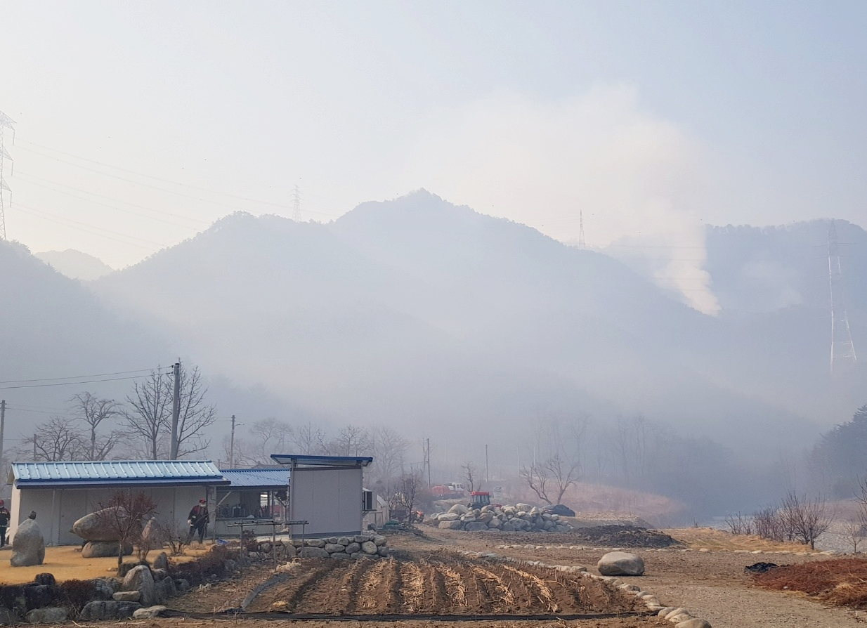 9일 오전 강원 삼척시 원덕읍 사곡리 산꼭대기에서 산불로 말미암은 연기가 피어오르고 있다. [연합]