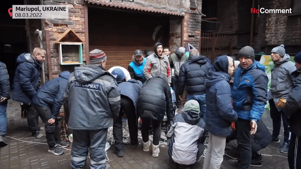 우크라이나 군이 제공한 전기 선을 이용해 여러 주민들이 다함께 휴대전화를 충전하고 있다. [노코멘트TV 유튜브채널]