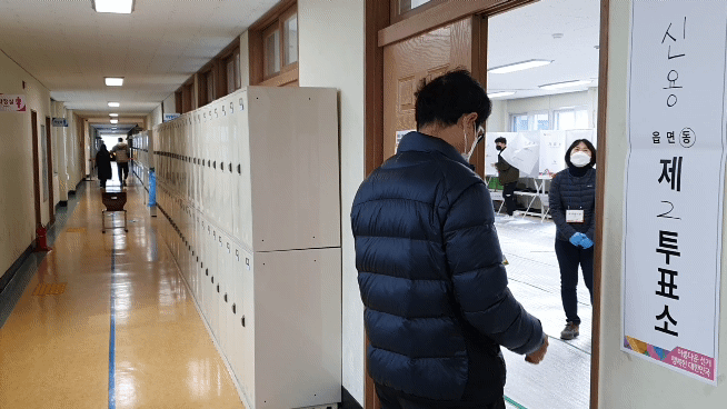 광주시 북구 신용중학교 투표소.