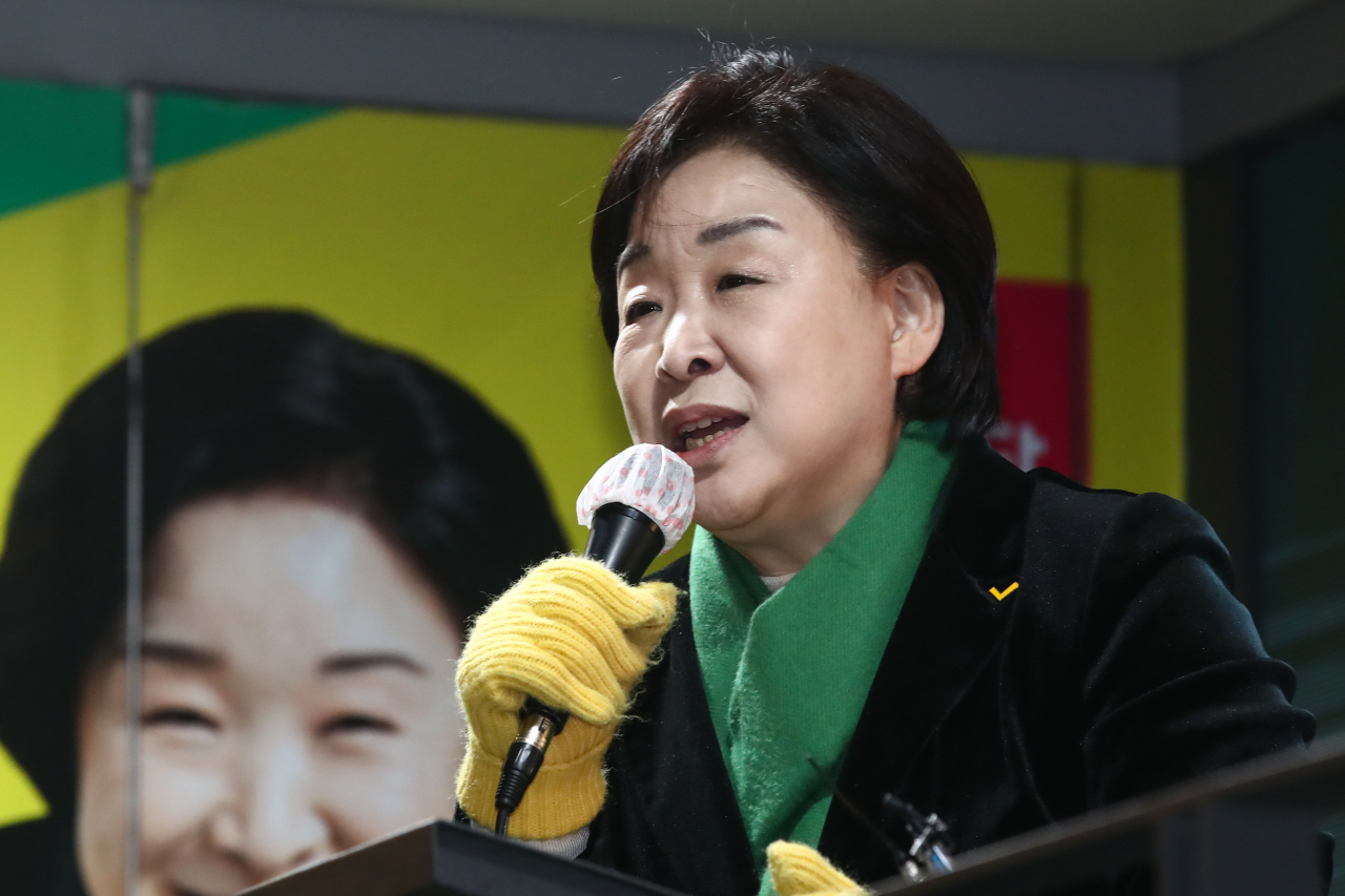 정의당 심상정 대선 후보가 제20대 대통령 선거를 하루 앞둔 8일 저녁 서울 마포구 홍대 상상마당 앞에서 열린 피날레 유세에서 지지를 호소하고 있다. 연합뉴스