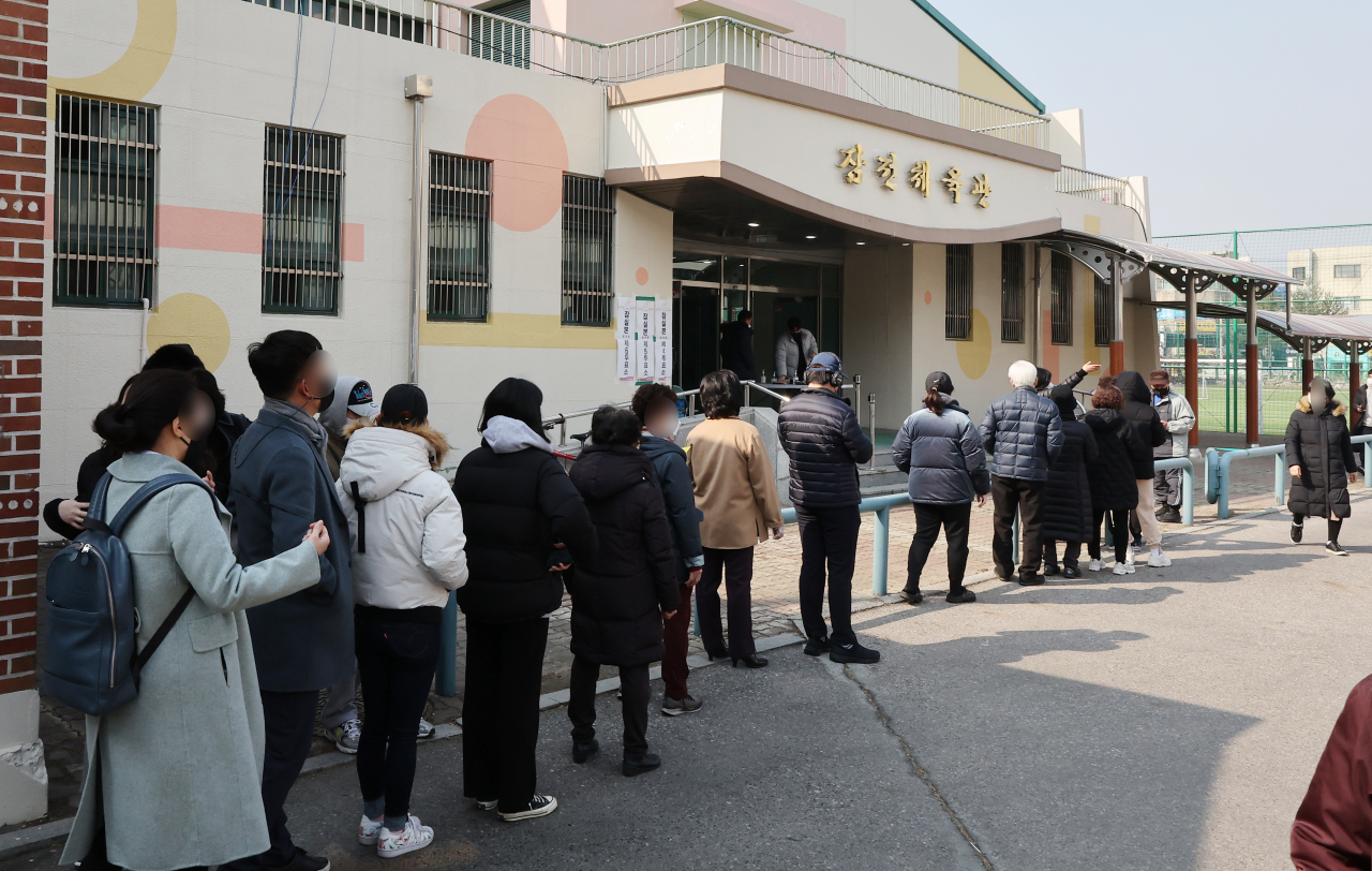 제20대 대통령선거 투표일인 9일 오전 서울 송파구 잠전초등학교 체육관에 마련된 잠실본동 투표소에서 유권자들이 소중한 한 표를 행사하기 위해 줄을 서 기다리고 있다. [연합]