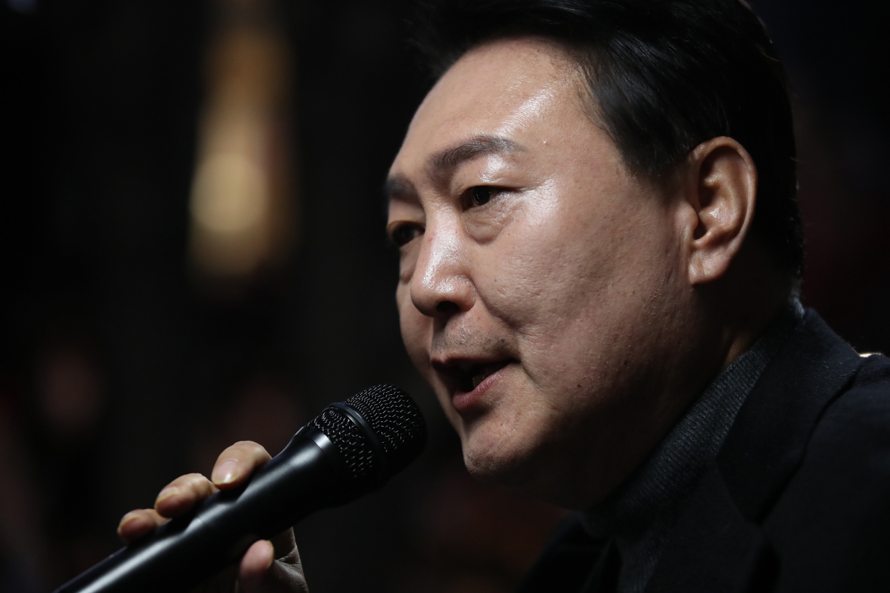 윤석열 국민의힘 대선후보가 8일 서울 강남역 인근에서 지지를 호소하고 있다. [연합]
