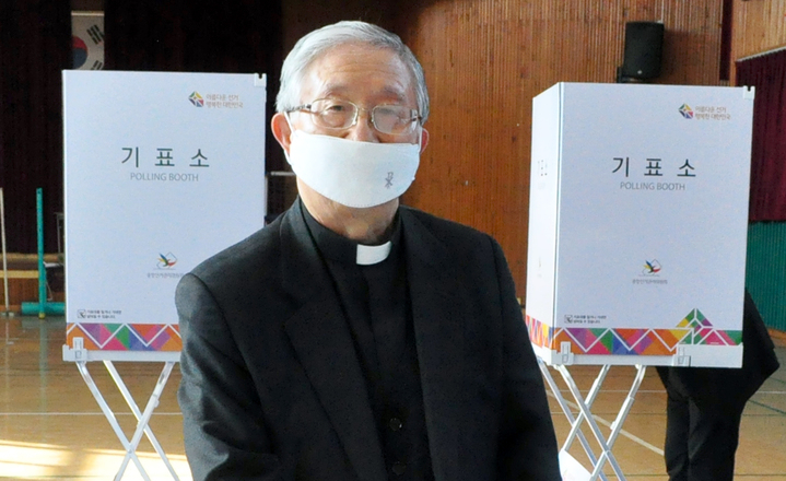 광주 효광 중학교에서 김희중 대주교가 투표하고 있다.[광주가톨릭평화방송 제공]