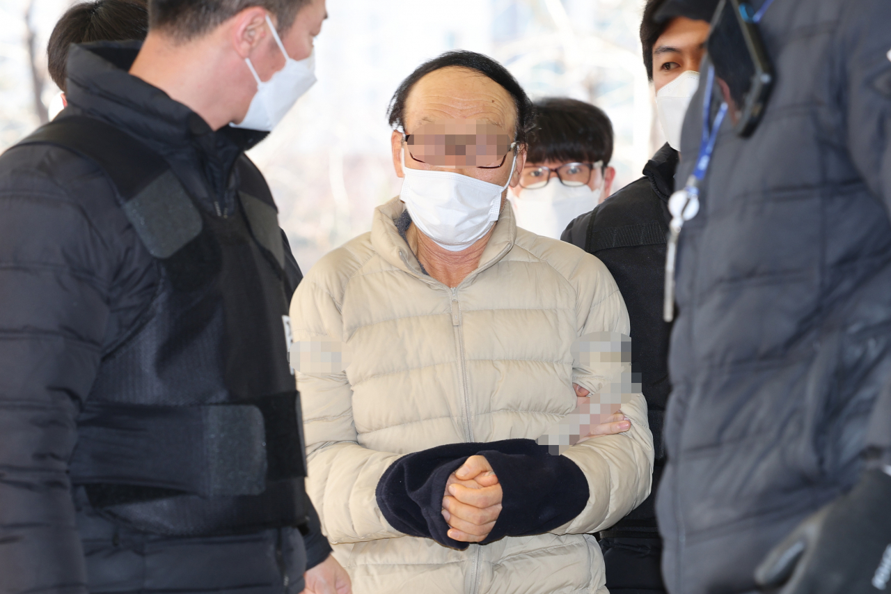 송영길 더불어민주당 대표에게 망치를 휘두른 70대 유튜버 표모 씨가 9일 오후 서울 마포구 서부지법에서 구속 전 피의자심문(영장실질심사)을 받기 위해 출석하고 있다.[연합]