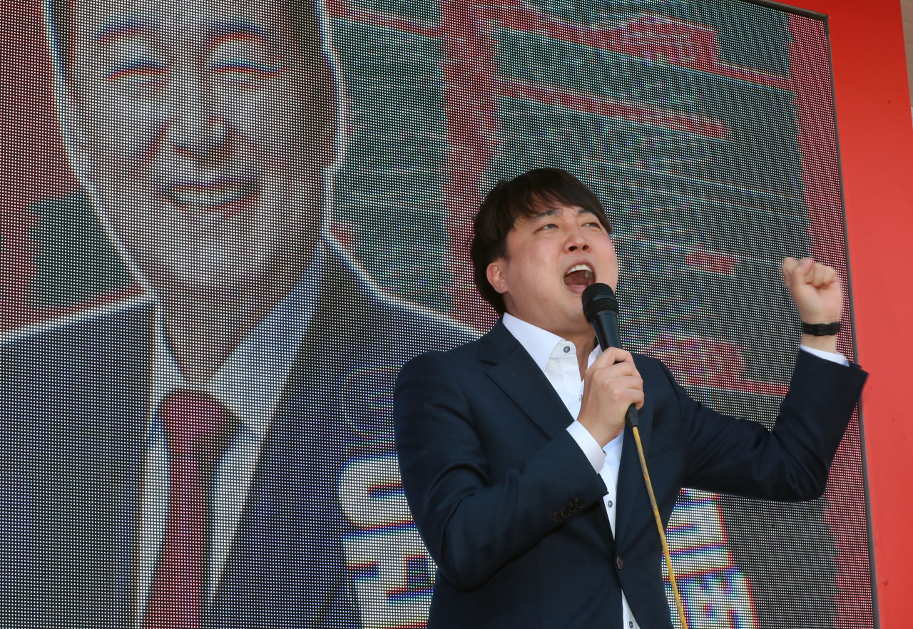 Lee Jun-seok makes a speech while canvassing for People Power Party candidate Yoon Suk-yeol's election campaign at Chonnam National University in Gwangju, Tuesday. (Yonhap)