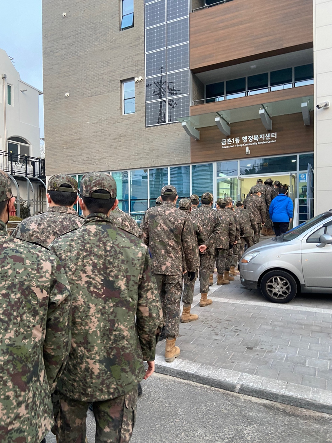 제20대 대통령선거 사전투표일인 4일 경기도 파주시 금촌1동 행정복지센터 마련된 투표소에서 육군 장병이 투표를 위해 줄지어 대기하고 있다. [연합]