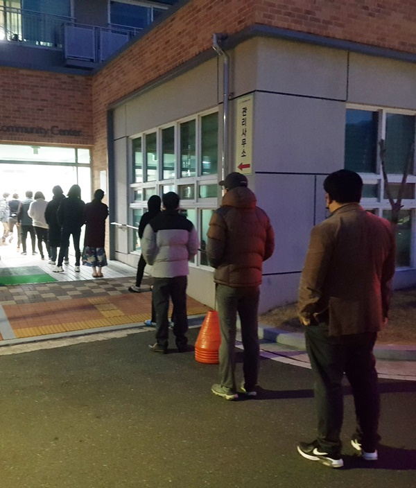 9일 순천시 덕연동 투표소에서 유권자들이 소중한 한 표를 행사하려 대기하고 있다. [독자 제공]