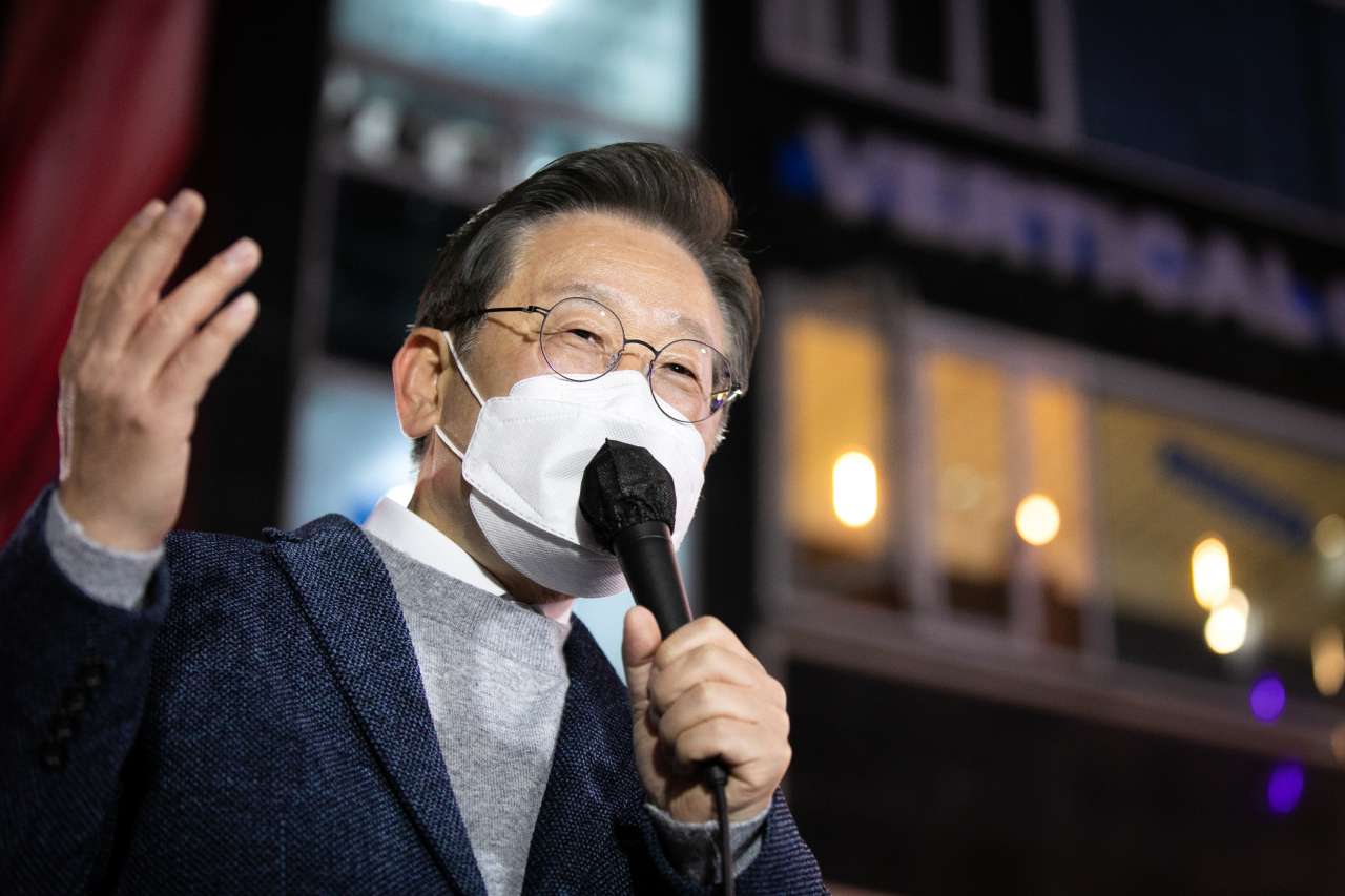 공식 선거운동 마지막 날인 지난 8일 저녁 더불어민주당 이재명 대선후보가 서울 마포구 홍대 걷고싶은거리를 찾아 마지막 유세를 펼치며 지지를 호소하고 있다. [연합]