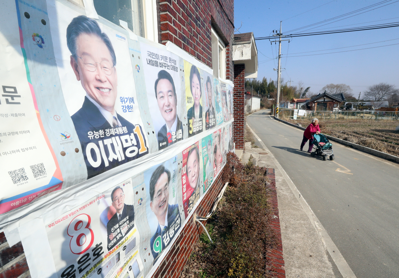 제20대 대통령 선거일인 9일 오전 전남 나주시 노안면의 한 마을에 선거 벽보가 붙어 있다. 연합뉴스
