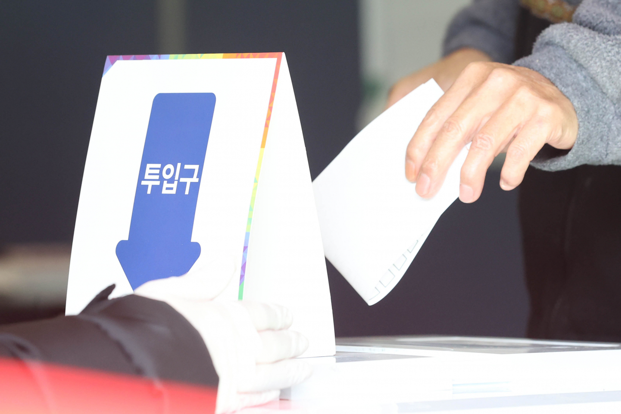 제20대 대통령 선거일인 9일 오후 서울 양천구 신월1동 제5투표소에서 유권자가 투표함에 투표용지를 넣고 있다. [연합]