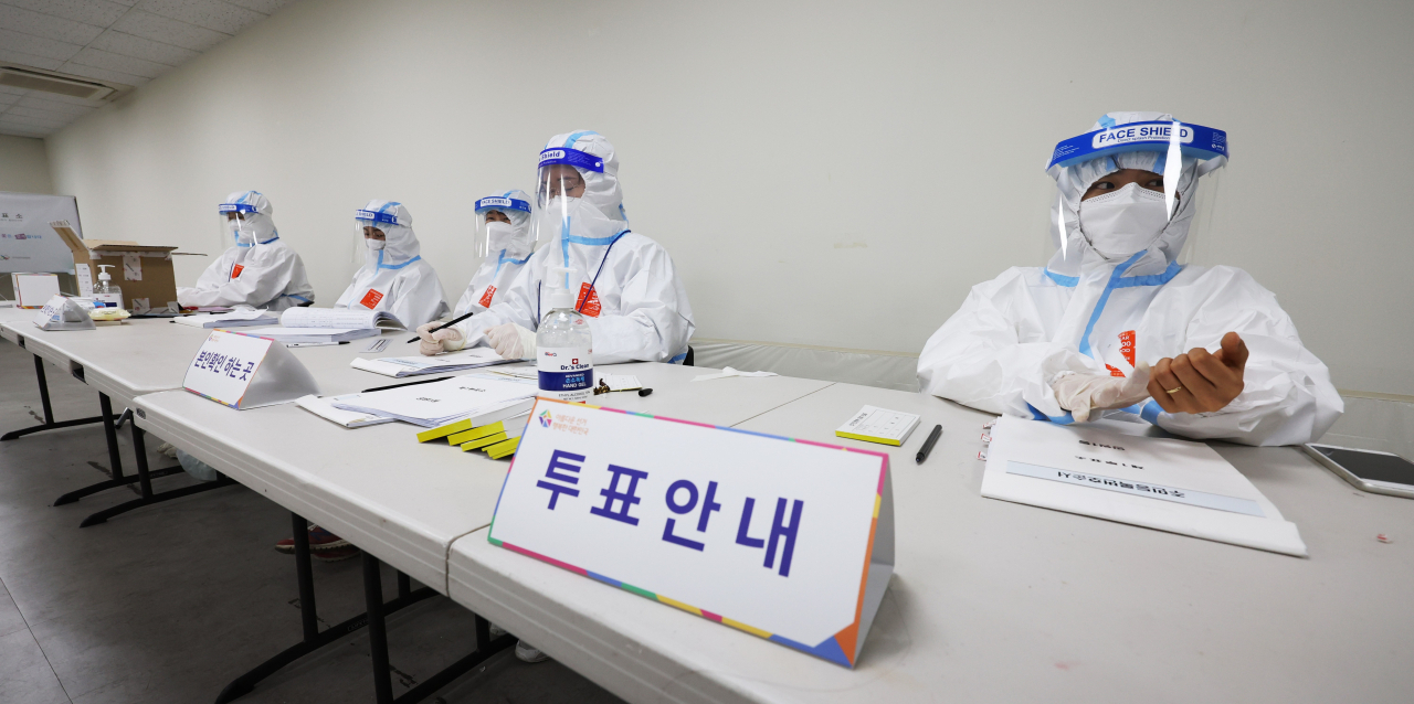 제20대 대통령선거일인 9일 오후 서울 마포구 망원1동주민센터에서 관계자들이 확진·격리자 투표를 준비하고 있다. [연합]