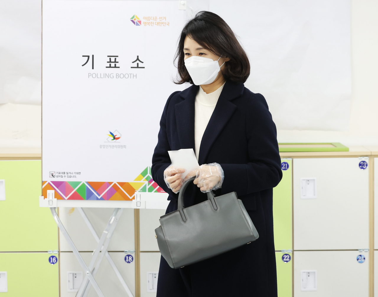 더불어민주당 이재명 대선 후보의 부인 김혜경 씨가 9일 오후 경기도 성남시 분당구 초림초등학교에 설치된 수내1동 제2투표소에서 투표하고 있다. [연합]