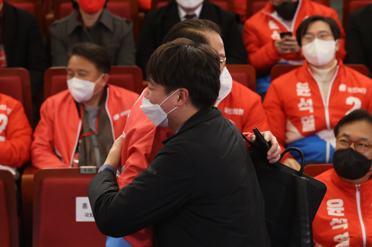 국민의힘 이준석 대표와 권영세 선거대책본부장이 제20대 대통령 선거일인 9일 오후 서울 여의도 국회 도서관에 마련된 국민의힘 개표상황실에서 포옹하고 있다. [연합]