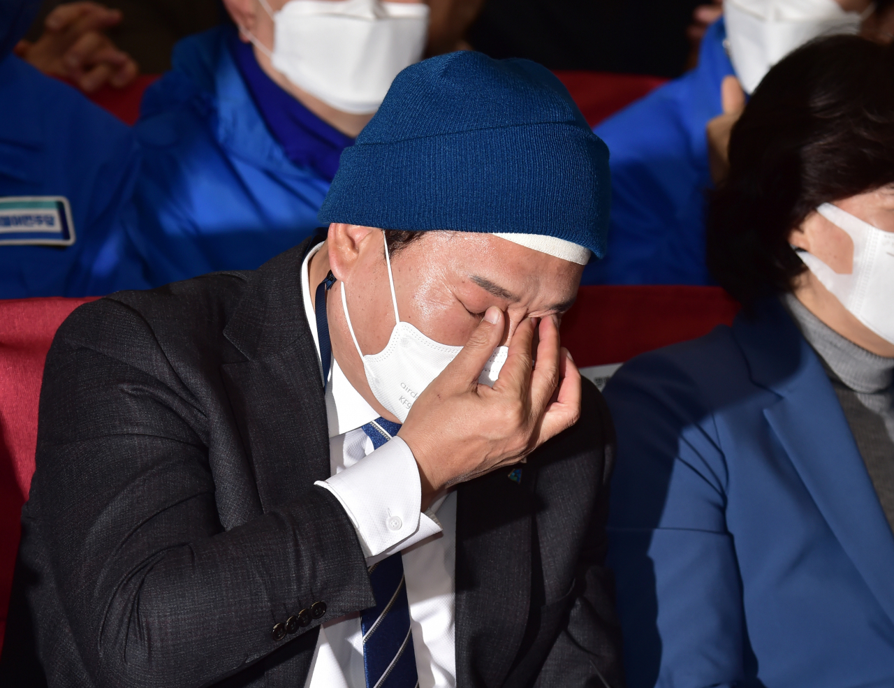 송영길 더불어민주당 대표가 9일 오후 서울 여의도 국회 의원회관에 마련된 개표 상황실에서 출구조사 결과 발표를 지켜보며 눈물을 닦고 있다. [이상섭 기자]