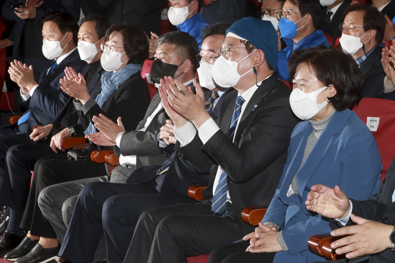이낙연 더불어민주당 총괄선대위원장과 송영길 대표, 추미애 명예선대위원장 등 당 지도부가 9일 오후 서울 여의도 국회 의원회관 개표 상황실에서 방송 3사 출구조사 결과를 지켜보고 있다. [이상섭 기자]