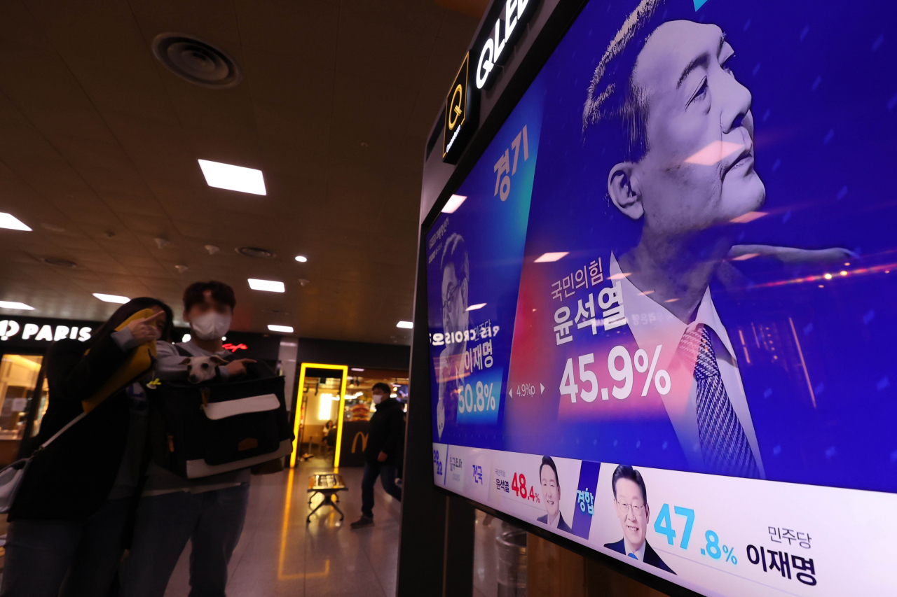 제20대 대통령 선거일인 9일 오후 서울역에서 시민들이 출구조사 결과 방송을 지켜보고 있다. [연합]