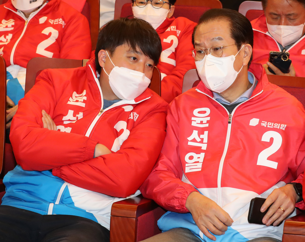 국민의힘 이준석 대표와 권영세 선거대책본부장이 제20대 대통령 선거일인 9일 오후 서울 여의도 국회 도서관에 마련된 국민의힘 개표상황실에서 대화하고 있다. [이상섭 기자]