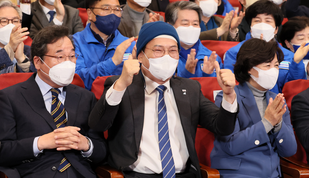 더불어민주당 이낙연 총괄선대위원장, 송영길 상임선대위원장, 추미애 명예선대위원장 등 지도부가 20대 대통령 선거일인 9일 오후 서울 여의도 국회 의원회관 대회의실에 마련된 개표 상황실에서 출구조사 결과를 보며 박수치거나 환호하고 있다. [이상섭 기자]