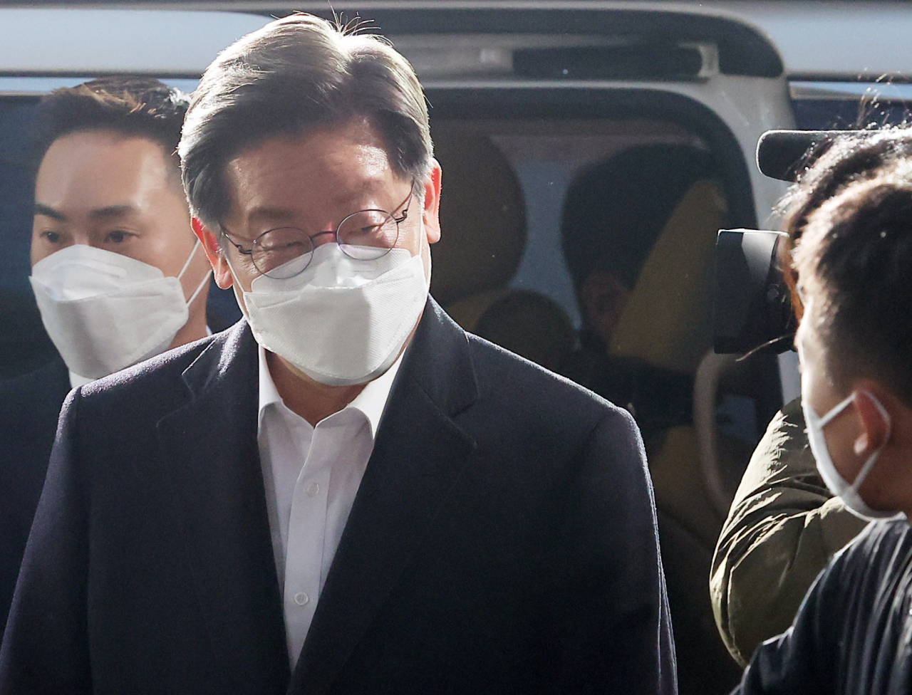 제20대 대통령 선거일인 9일 오후 이재명 더불어민주당 대선 후보가 경기도 성남시 자택으로 들어서고 있다. [연합]