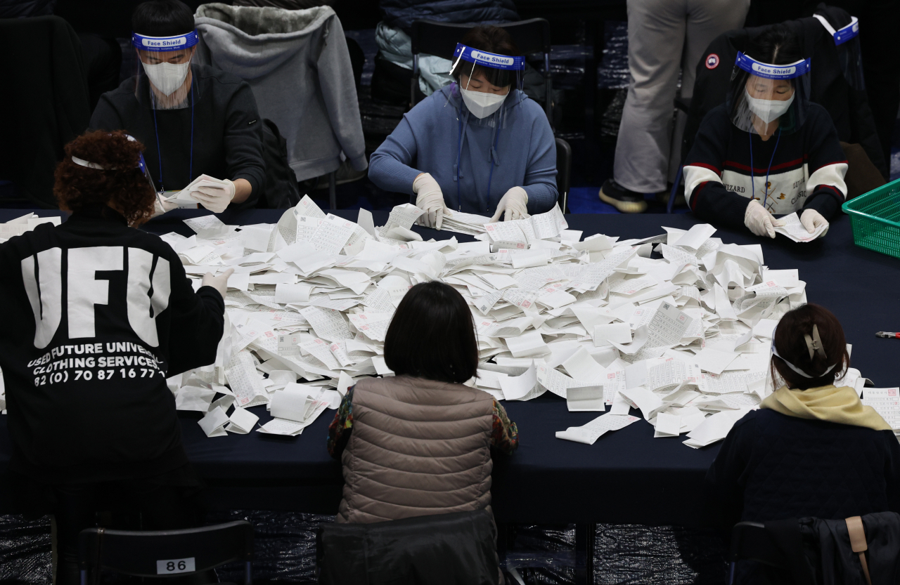 9일 오후 서울 마포구민체육센터에 마련된 제20대 대통령선거 개표소에서 개표 작업이 진행되고 있다. [연합]