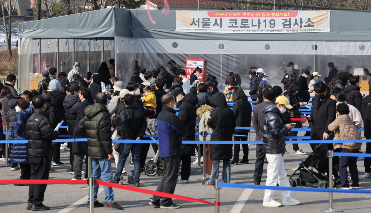 시민들이 9일 오후 서울 잠실종합운동장 제2주차장 임시선별검사소에서 코로나19 검사를 위해 대기하고 있다. [연합]