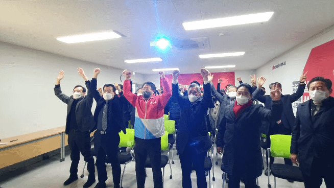 국민의힘 광주시당 당직자와 지지자들이 대선투표 지상파 출구조사 결과를 보며 환호하고 있다. 서인주 기자